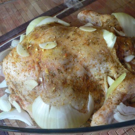 Krok 2 - Kurczak pieczony z ziemniaczkami i cebulką foto