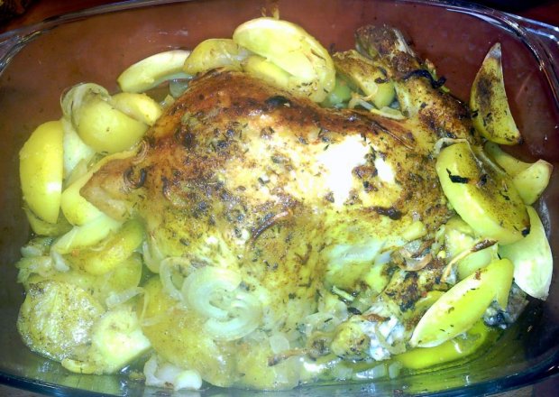 Fotografia przedstawiająca Kurczak pieczony z ziemniaczkami z rozmarynem
