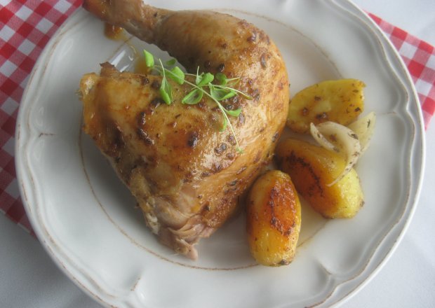 Fotografia przedstawiająca Kurczak pieczony z ziemniakami