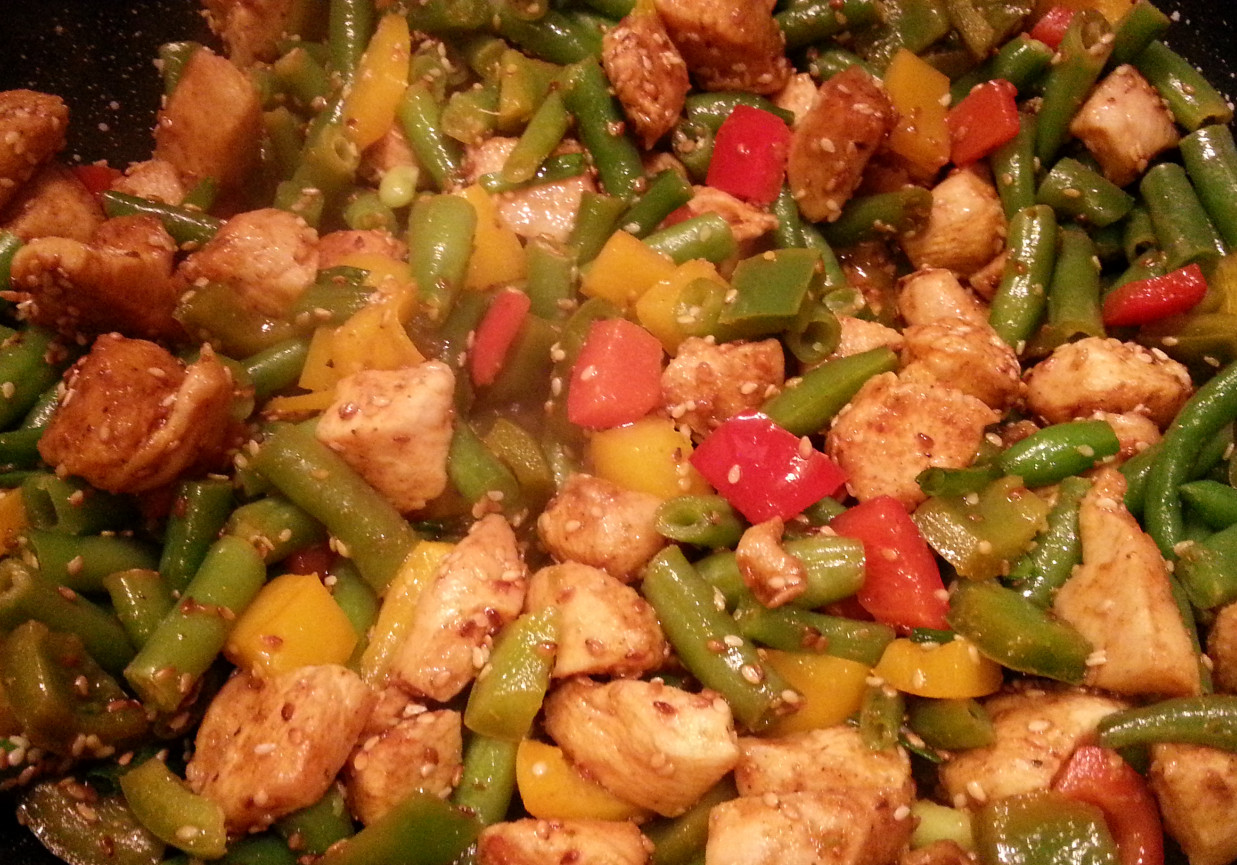 Kurczak po azjatycku z warzywami i sezamem foto