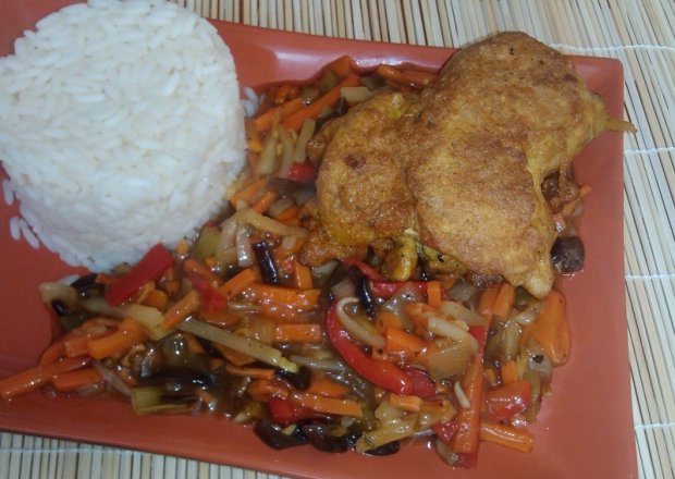 Fotografia przedstawiająca Kurczak po chińsku na warzywach