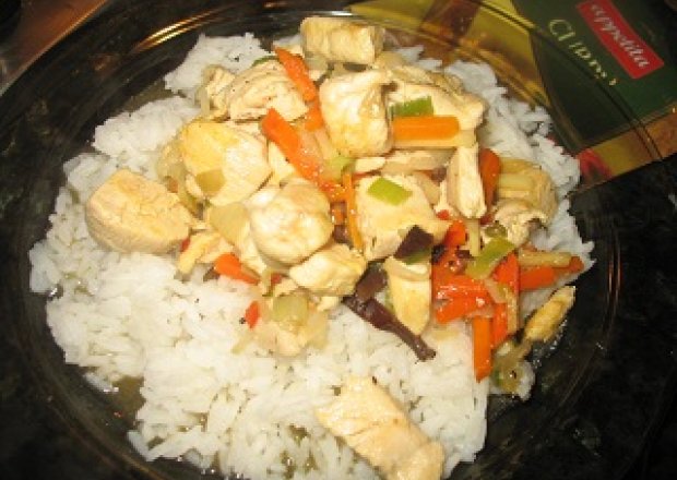 Fotografia przedstawiająca kurczak po chińsku z ryżem i warzywami