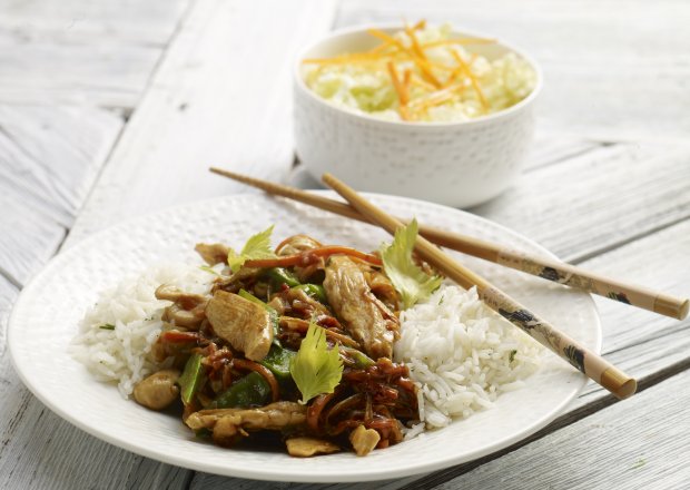 Fotografia przedstawiająca Kurczak po chińsku z ryżem, marchewką, porem i zielonym groszkiem