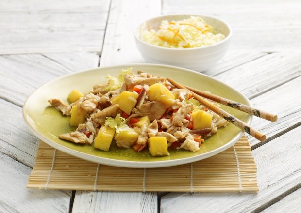 Fotografia przedstawiająca Kurczak po chińsku z ryżem, papryką i ananasem