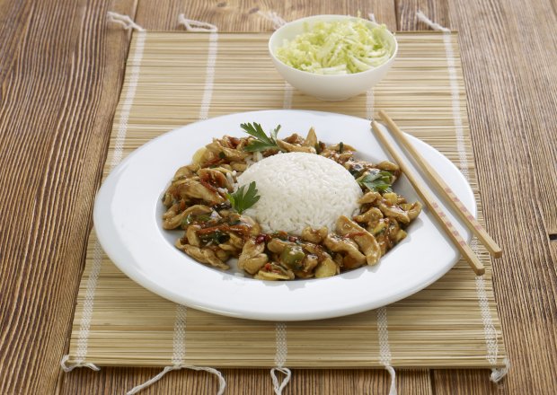 Fotografia przedstawiająca Kurczak po chińsku z ryżem, zieloną papryką i natką pietruszki