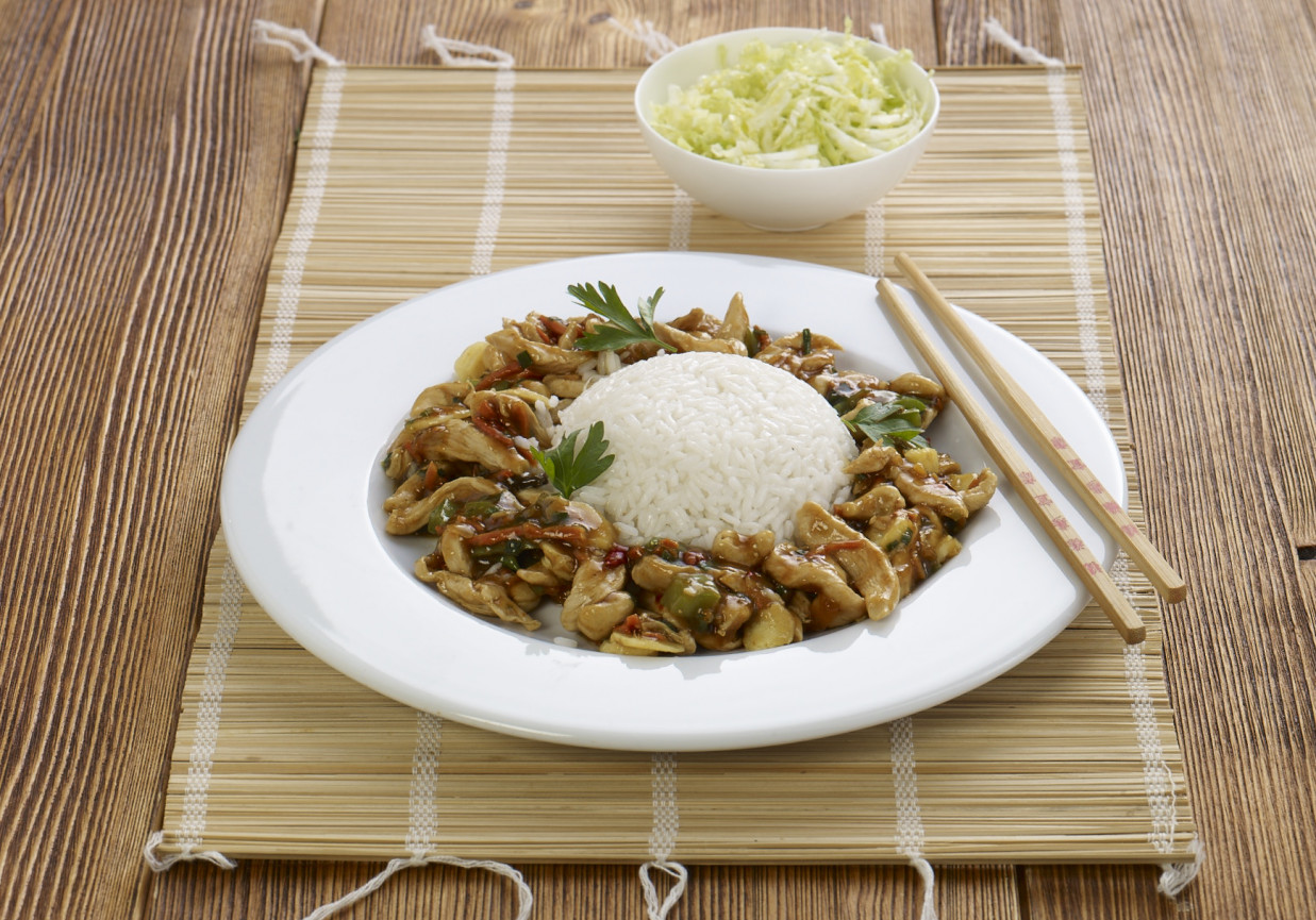 Kurczak po chińsku z ryżem, zieloną papryką i natką pietruszki  foto