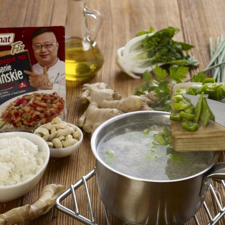 Krok 2 - Kurczak po chińsku z ryżem, zieloną papryką i natką pietruszki  foto