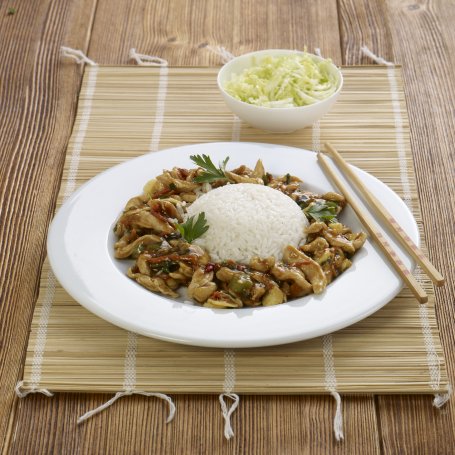 Krok 5 - Kurczak po chińsku z ryżem, zieloną papryką i natką pietruszki  foto