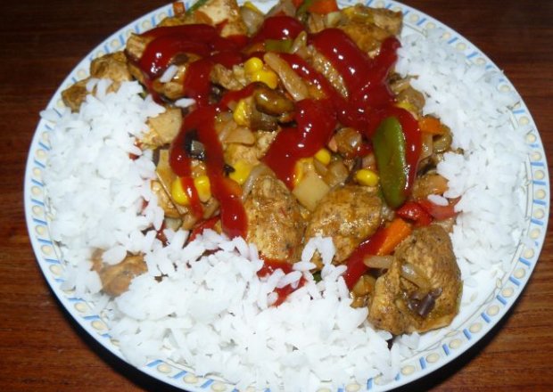 Fotografia przedstawiająca Kurczak po chińsku z ryżem