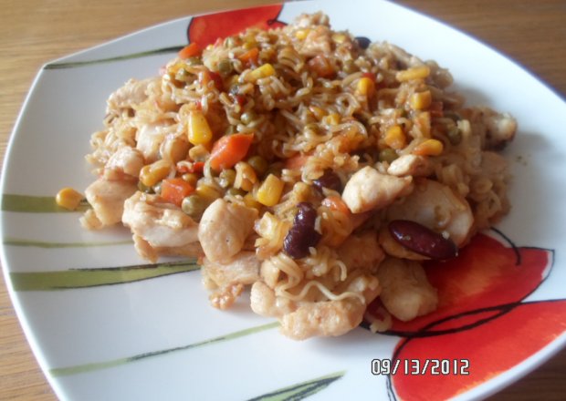 Fotografia przedstawiająca Kurczak po meksykańsku z makaronem z zupek