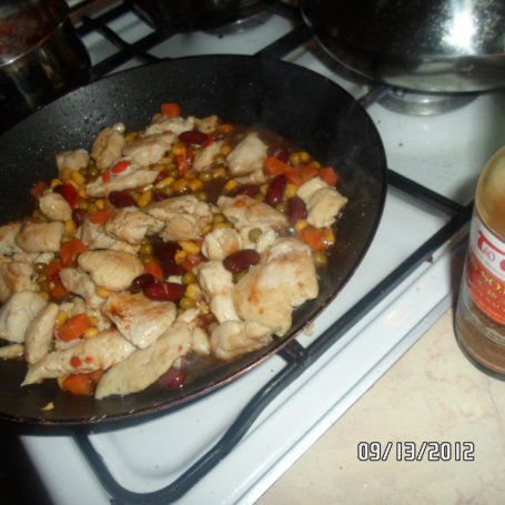 Krok 2 - Kurczak po meksykańsku z makaronem z zupek foto