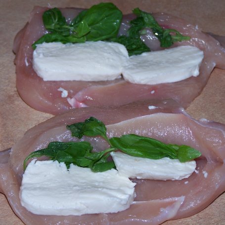 Krok 2 - Kurczak "po włosku", czyli z bazylią i mozzarellą w prosciutto :) foto
