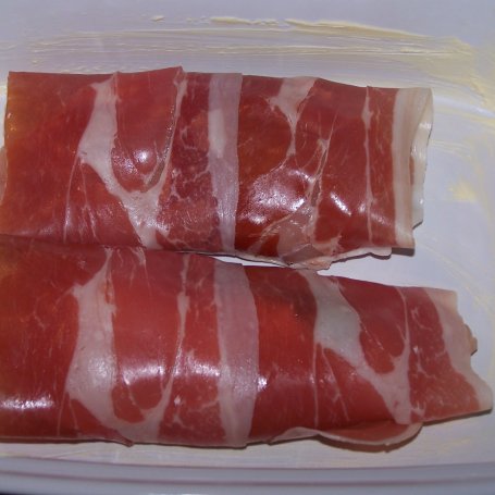 Krok 3 - Kurczak "po włosku", czyli z bazylią i mozzarellą w prosciutto :) foto