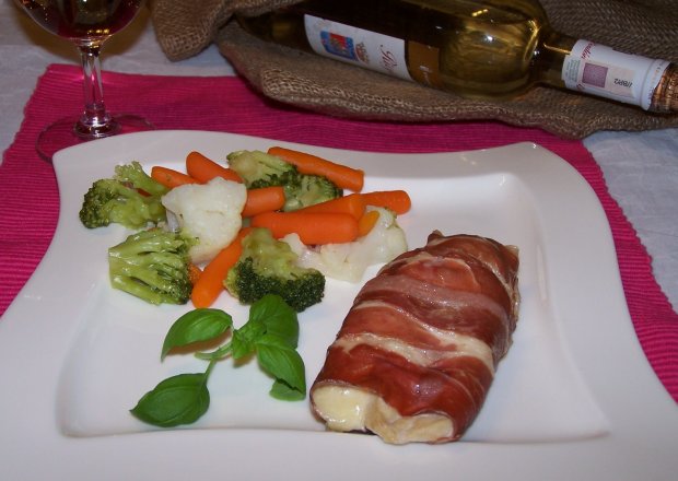 Fotografia przedstawiająca Kurczak "po włosku", czyli z bazylią i mozzarellą w prosciutto :)