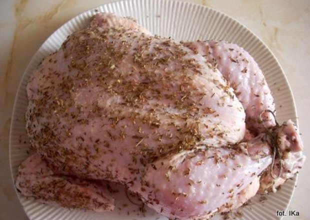 Fotografia przedstawiająca Kurczak - przygotowanie tuszki do pieczenia