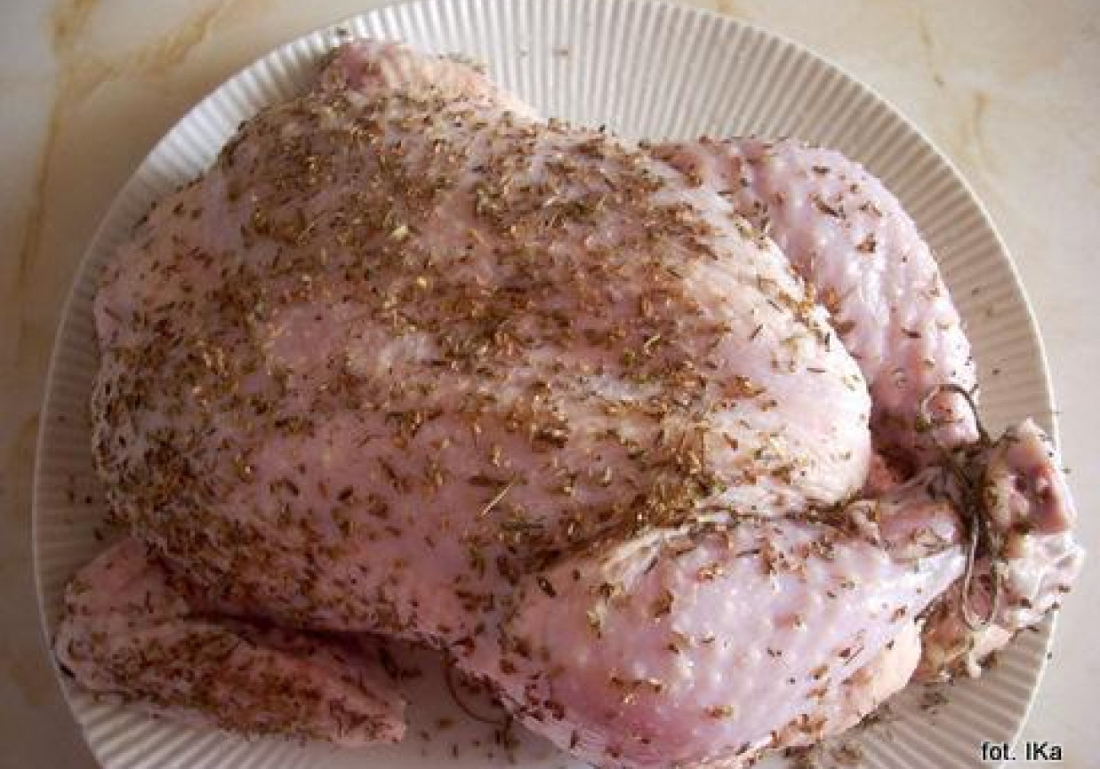Kurczak - przygotowanie tuszki do pieczenia foto
