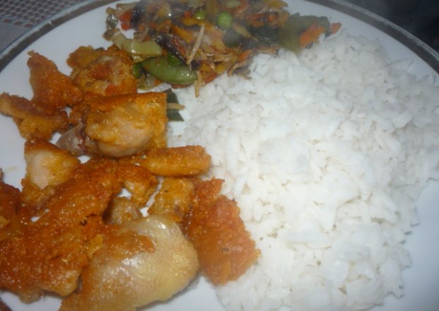 Fotografia przedstawiająca Kurczak, ryż i warzywa