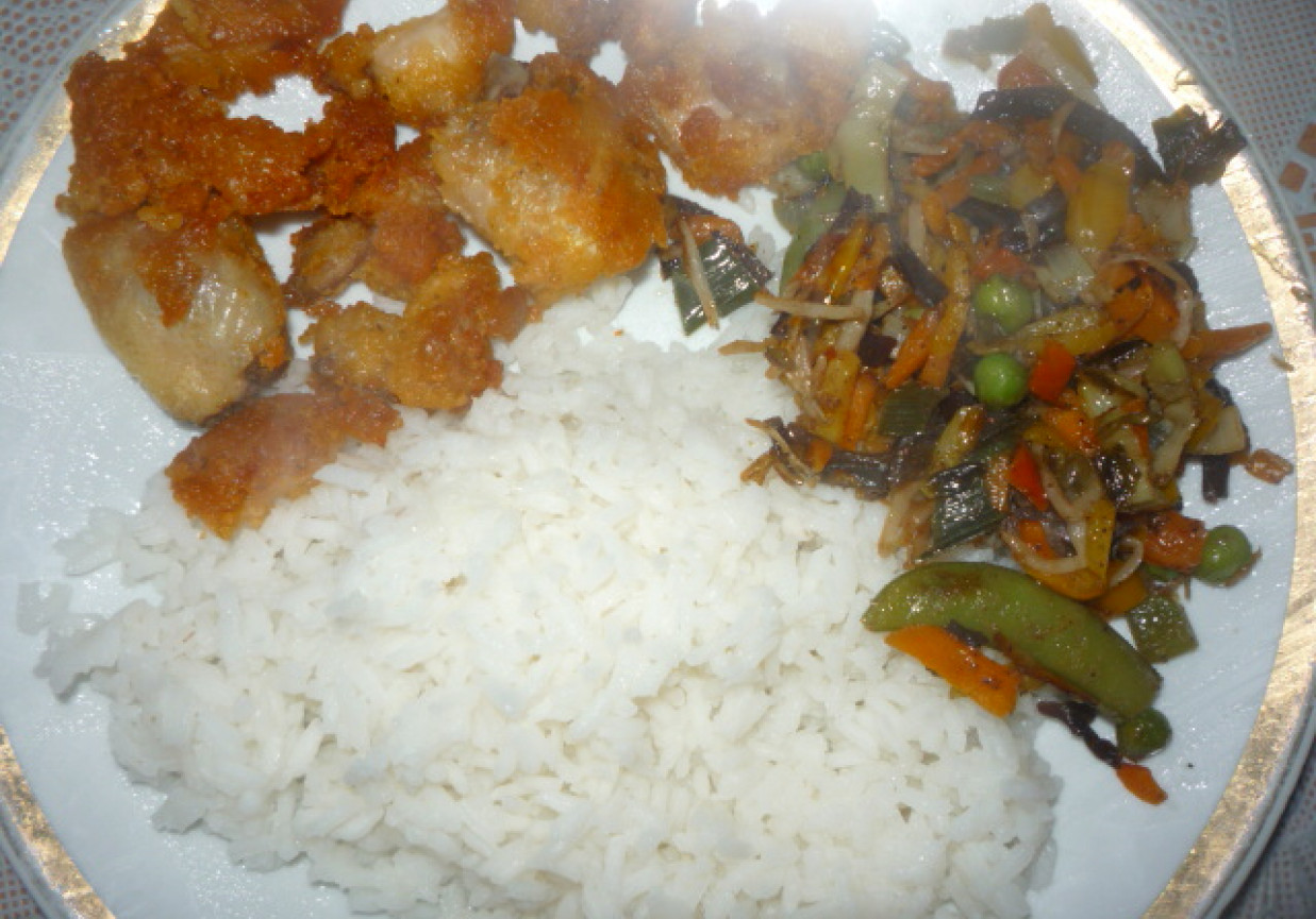 Kurczak, ryż i warzywa foto
