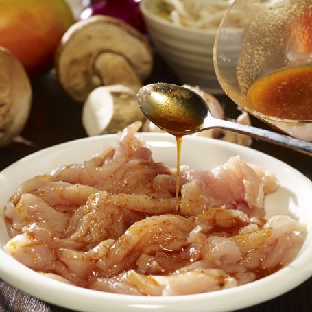 Krok 2 - Kurczak smażony z borowikami i mango foto
