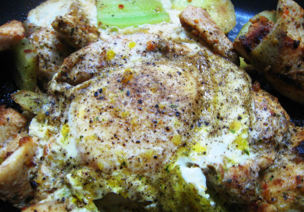 Kurczak smażony z ogórkiem zielonym foto