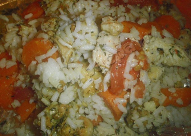 Fotografia przedstawiająca Kurczak śmietanowy z ryżem i pomidorem