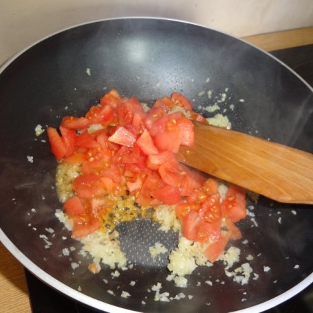 Krok 2 - Kurczak w cieście francuskim z salsą pomidorową lub szpinakiem na sosie porowym foto