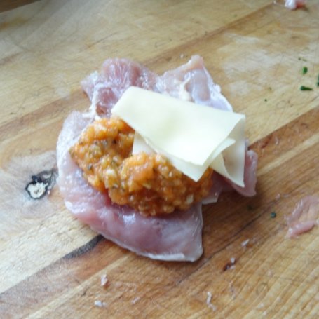 Krok 4 - Kurczak w cieście francuskim z salsą pomidorową lub szpinakiem na sosie porowym foto
