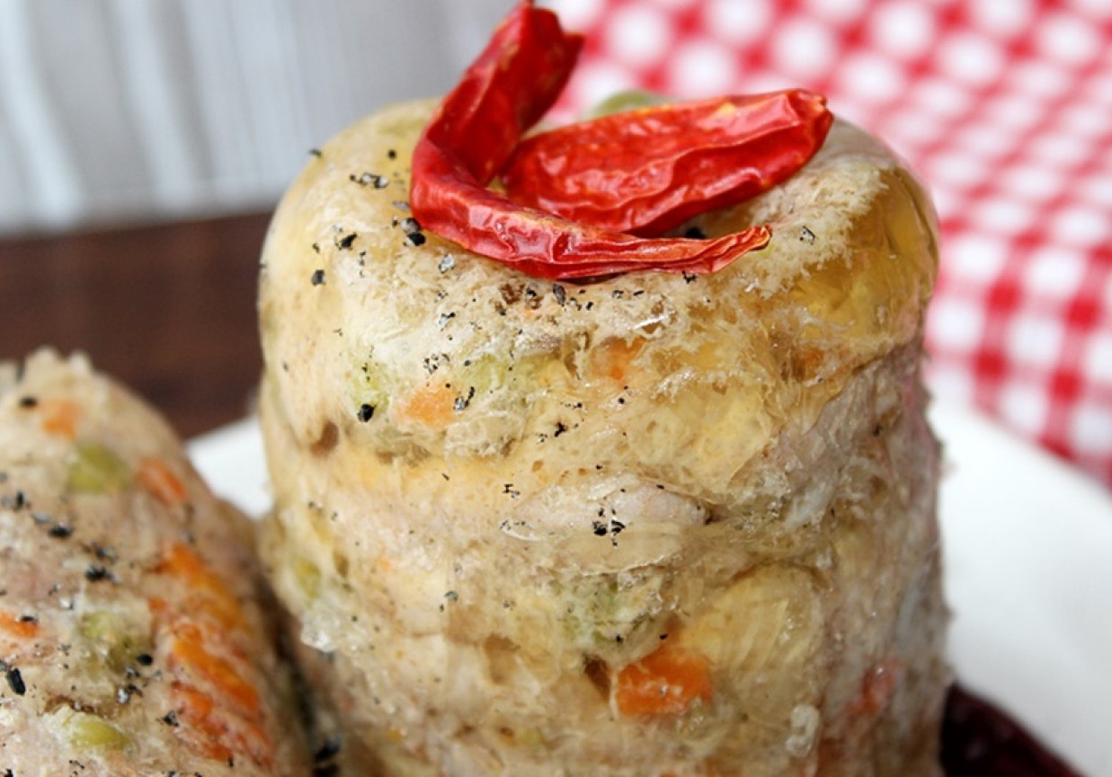 Kurczak w galaretce z marchewką i groszkiem (z butelki/słoika, bez szynkowara) foto