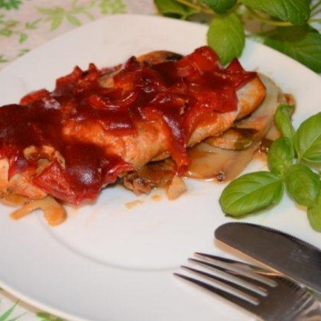 Krok 3 - Kurczak w ketchupie z pieczarką i papryką foto