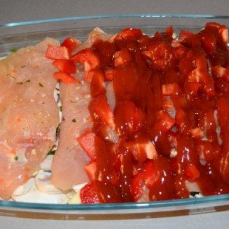 Krok 2 - Kurczak w ketchupie z pieczarką i papryką foto