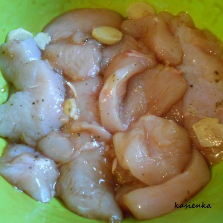 Krok 1 - Kurczak w kokosowej panierce z puree z groszku foto