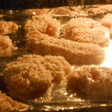 Krok 3 - Kurczak w kokosowej panierce z puree z groszku foto