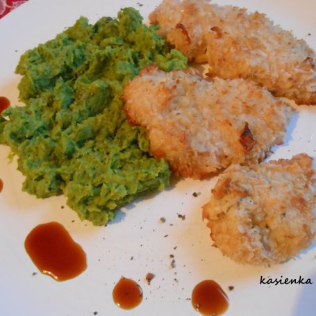 Krok 6 - Kurczak w kokosowej panierce z puree z groszku foto