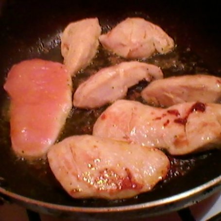 Krok 2 - Kurczak w kostce z olejem rzepakowym. foto