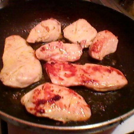 Krok 3 - Kurczak w kostce z olejem rzepakowym. foto