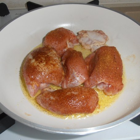 Krok 2 - Kurczak w kremowym sosie cebulowo-paprykowym foto