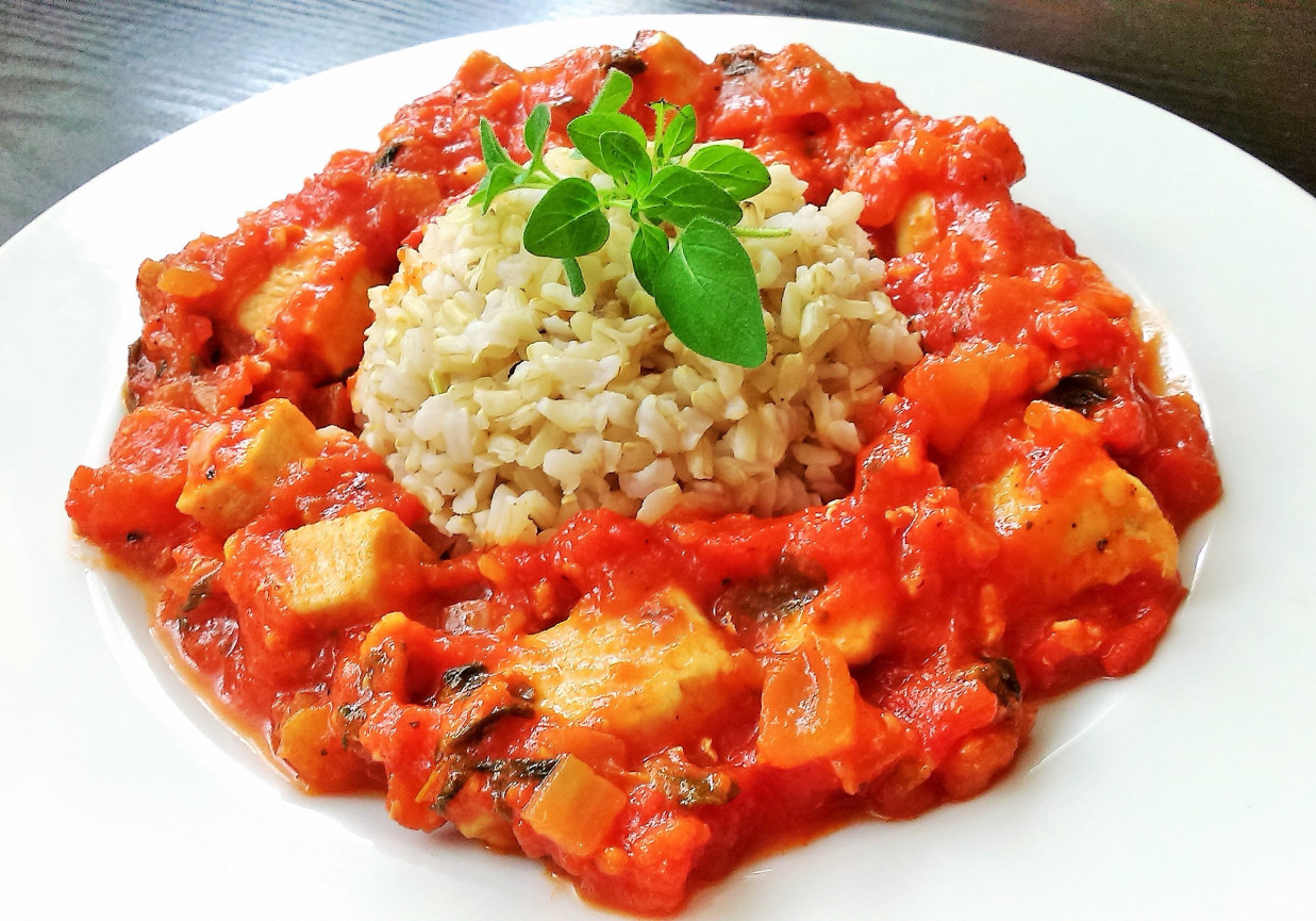 Kurczak w lekkim sosie pomidorowym z oregano foto