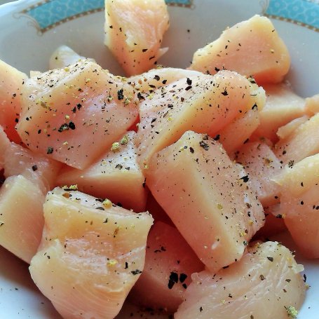 Krok 1 - Kurczak w lekkim sosie pomidorowym z oregano foto