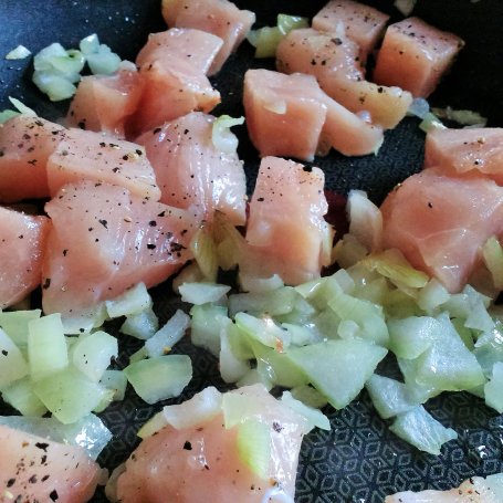 Krok 2 - Kurczak w lekkim sosie pomidorowym z oregano foto