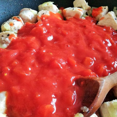 Krok 3 - Kurczak w lekkim sosie pomidorowym z oregano foto