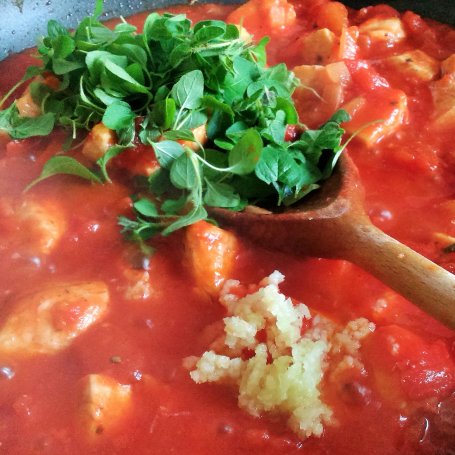 Krok 4 - Kurczak w lekkim sosie pomidorowym z oregano foto
