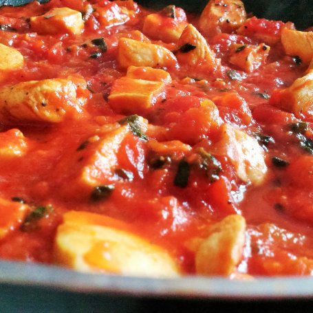 Krok 5 - Kurczak w lekkim sosie pomidorowym z oregano foto