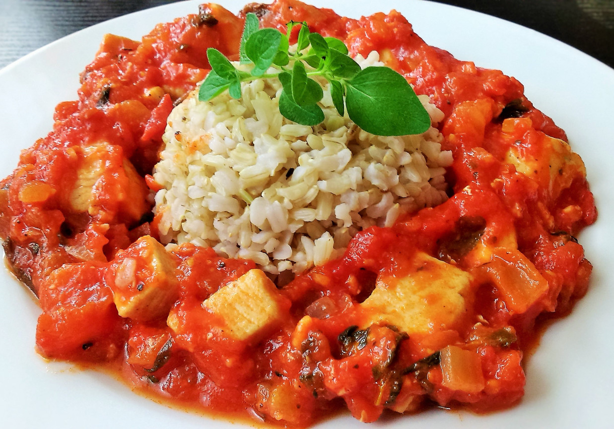 Kurczak w lekkim sosie pomidorowym z oregano foto