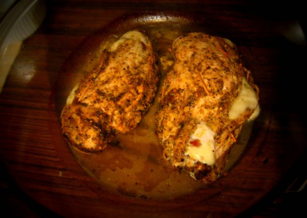 Fotografia przedstawiająca Kurczak w marynacie z mozarellą i suszonymi pomidorami