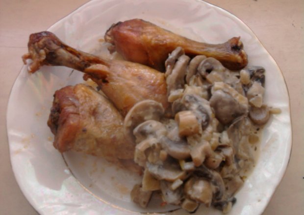 Fotografia przedstawiająca Kurczak w miodzie z pieczarkami