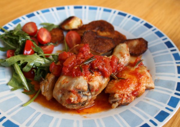 Fotografia przedstawiająca Kurczak w pomidorach i rozmarynie