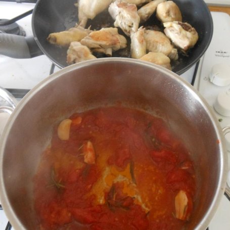 Krok 2 - Kurczak w pomidorach i rozmarynie foto