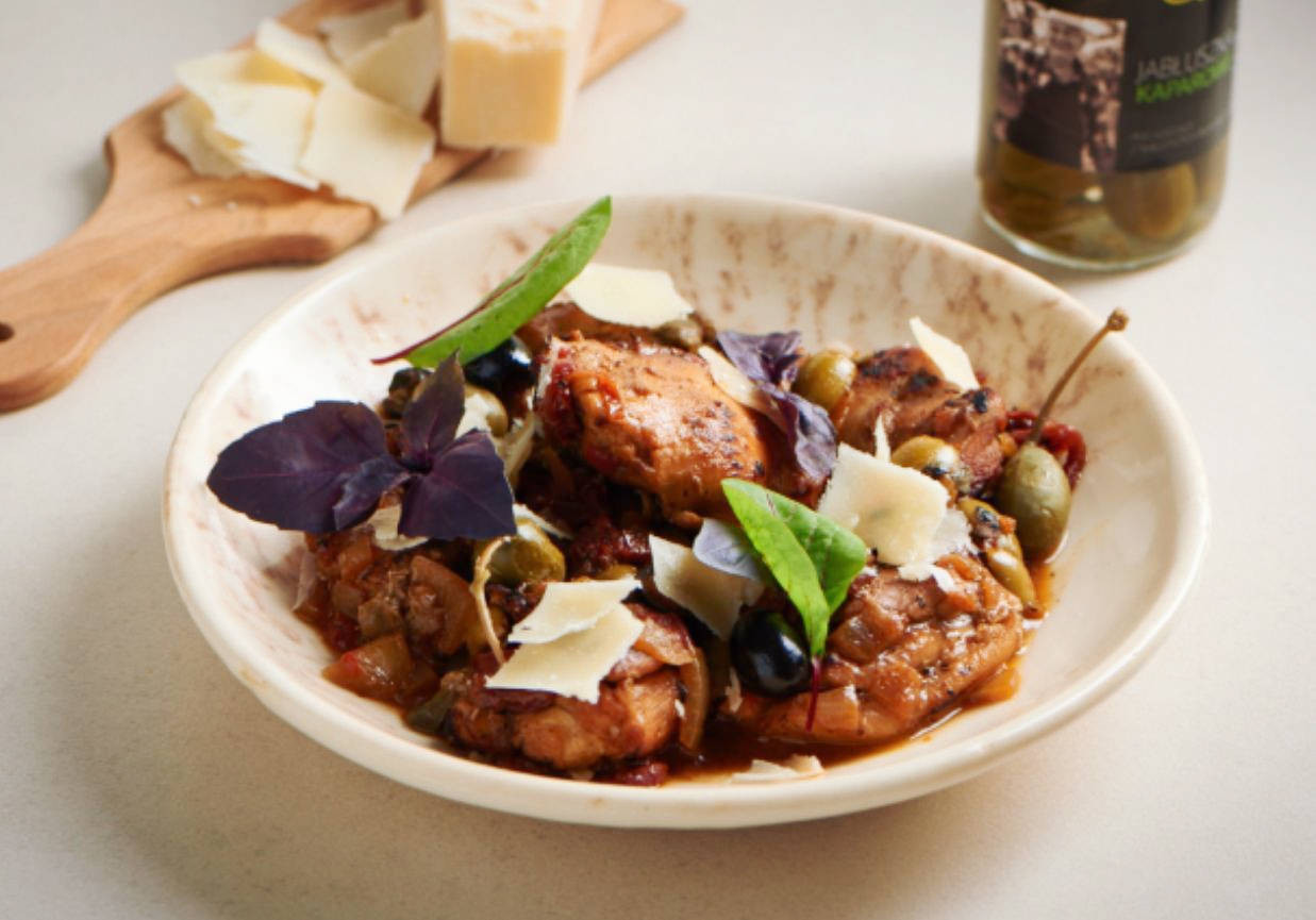 Kurczak w pomidorach z oliwkami i parmezanem DoradcaSmaku.pl