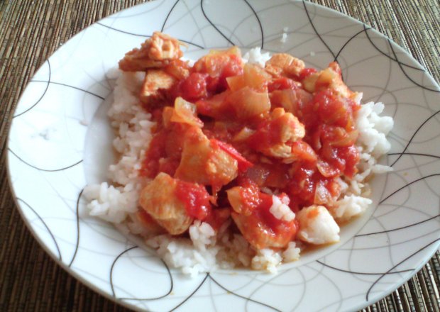 Fotografia przedstawiająca Kurczak w pomidorach z ryżem