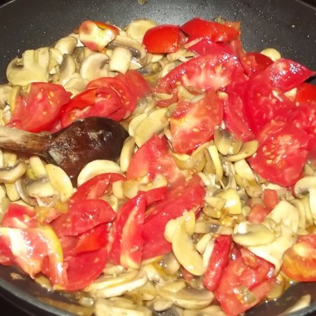 Krok 3 - Kurczak w pomidorach. foto